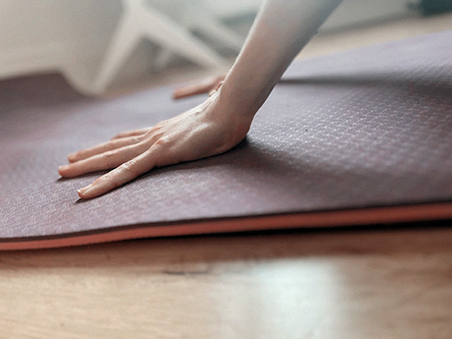 Hands on yoga mat in correct position.