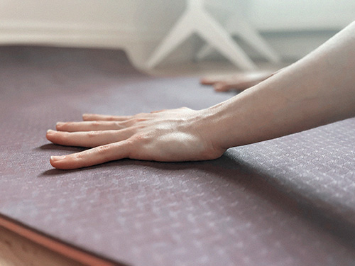 Hands on yoga mat in incorrect position.